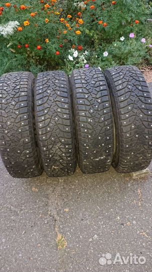 Bridgestone Blizzak Spike-02 SUV 215/70 R16 100