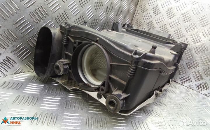 Корпус воздушного фильтра Mercedes-Benz C-Класс