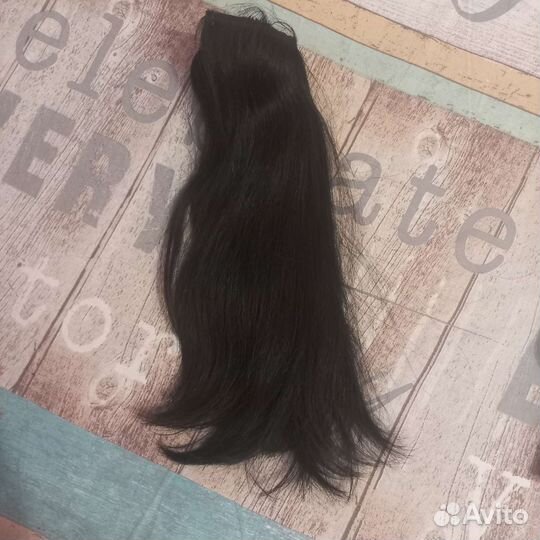 Волосы на заколках черные