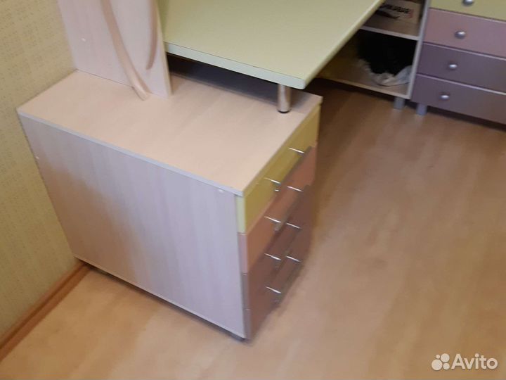 Уголок школьника стол со шкафчиками