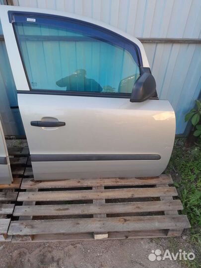 Передняя правая дверь Опель Зафира Б 2010 р