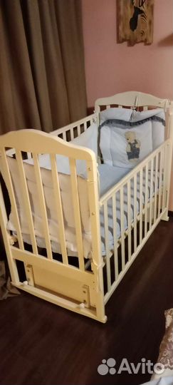 Кроватка детская с маятником и матрасом