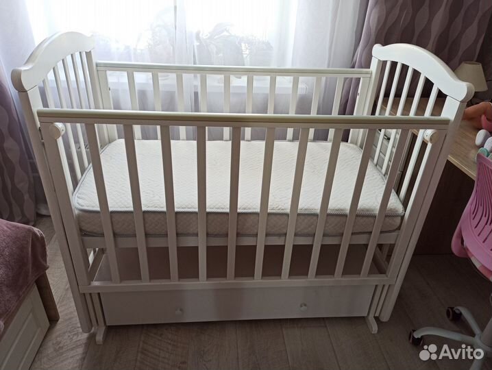 Детская кроватка с маятником и ящиком 