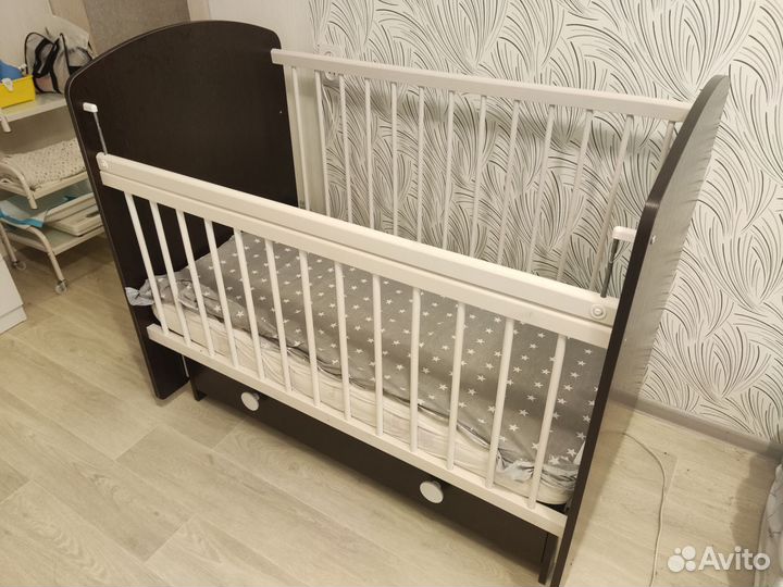 Детская кроватка с маятником