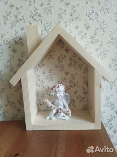 Полка из дерева в детскую Домик