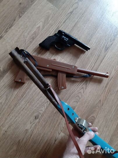 Детский игрушечный пистолет