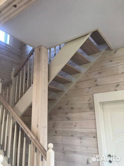 Деревянная лестница из массива ясеня