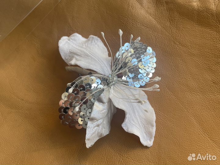 Праздничная брошь цветок бант заколка