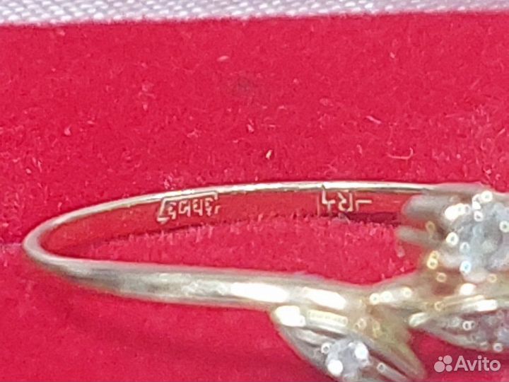 Кольцо с камнями золотое