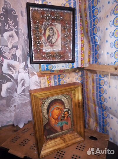 Старинные иконы и резная