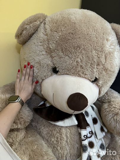 Большой плюшевый медведь