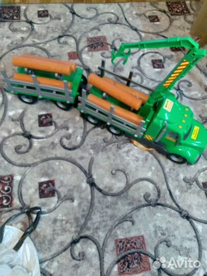 Автомобиль-лесовоз с прицепом 