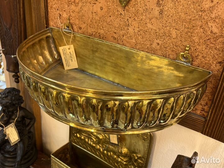 Бомбический антикварный латунный умывальник