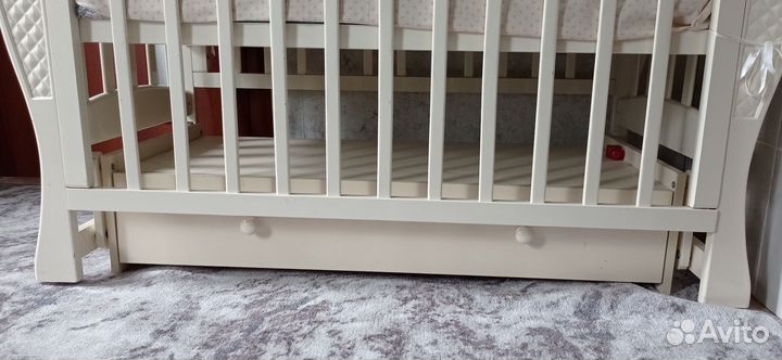 Детская кроватка с ящиком и матрасом