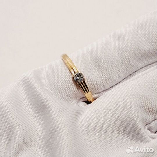 Золотое кольцо с бриллиантом 16,5р