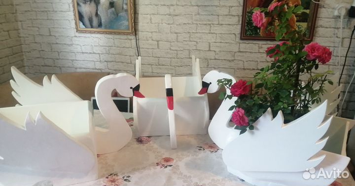 Кашпо лебедь