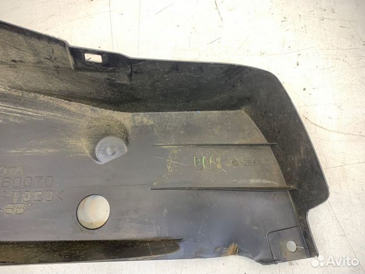 Пыльник бампера задний правый Toyota Land Cruiser