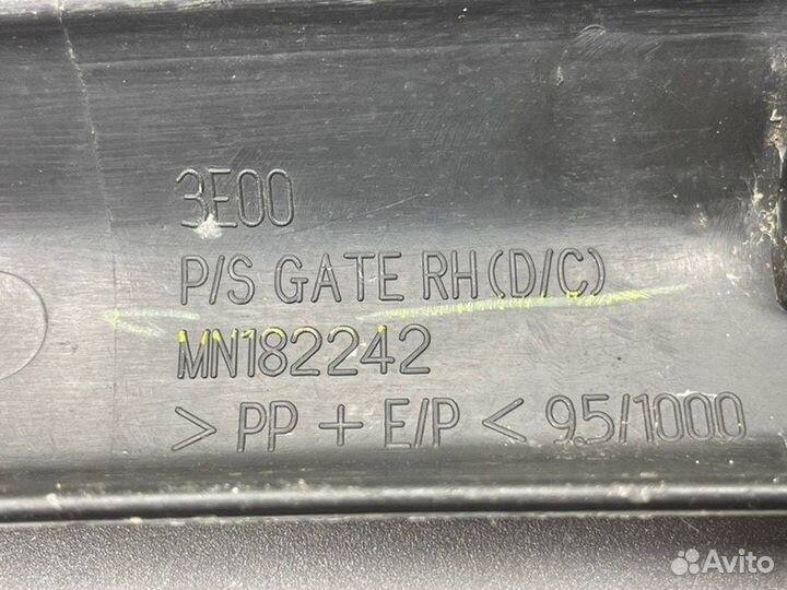 Накладка кузова задняя правая Mitsubishi L200 4