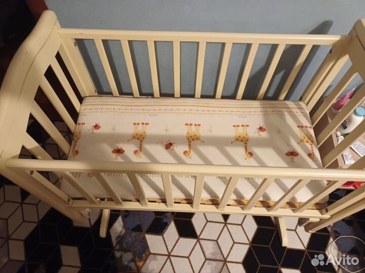 Детская кроватка с маятником