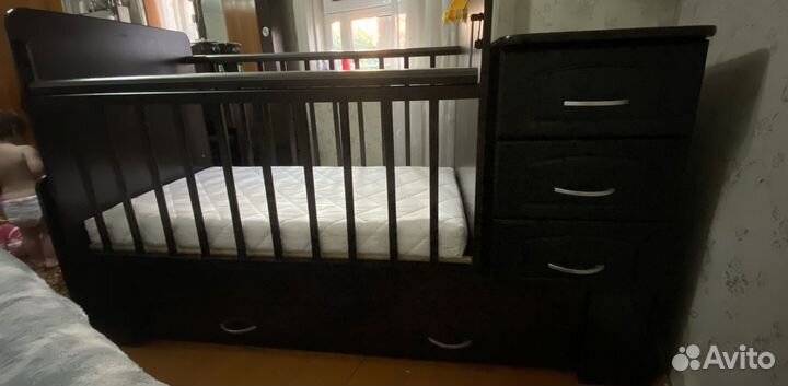 Детская кроватка с маятником