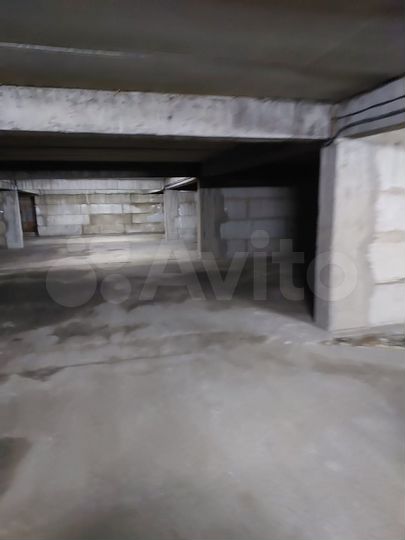 Машиноместо, > 30 м²