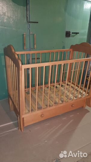 Детская кроватка с продольным маятником