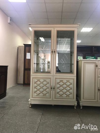 Шкаф остекленный Ванeсса ваниль/зoлотo