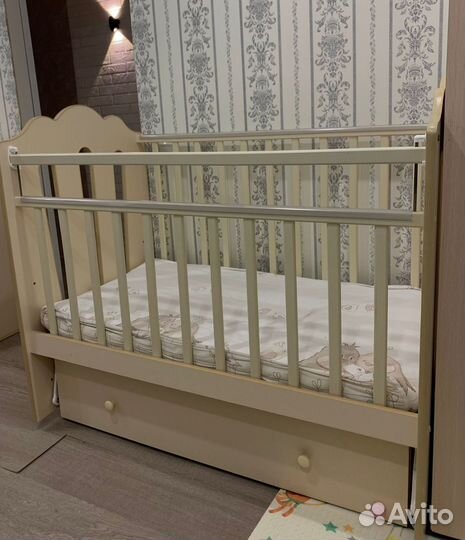 Детская кроватка с поперечным маятником