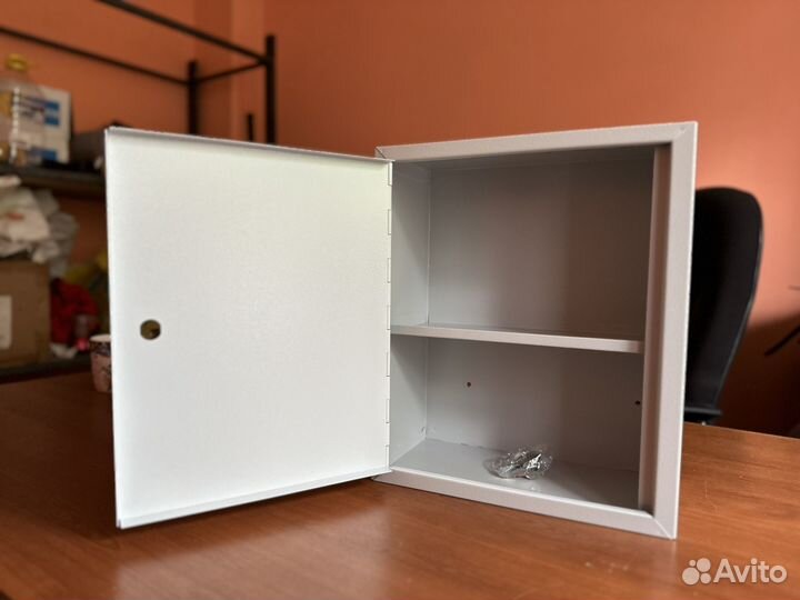 Аптечка металлическая настенная