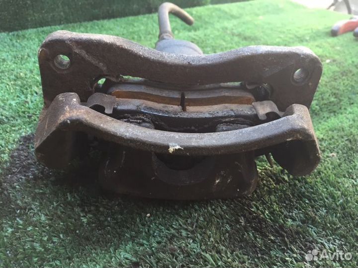 Тормозной суппорт задний правый Mitsubishi Legnum