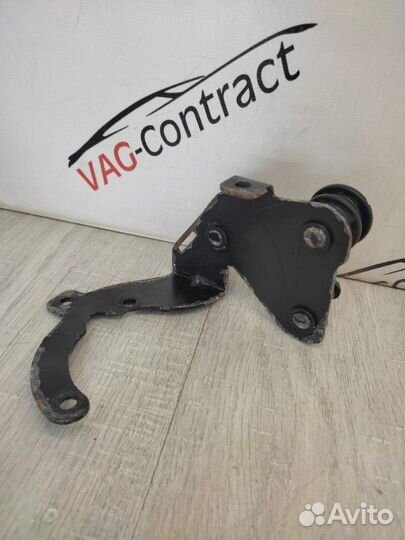 Кронштейн вакуумного насоса Skoda Octavia A5 1.6