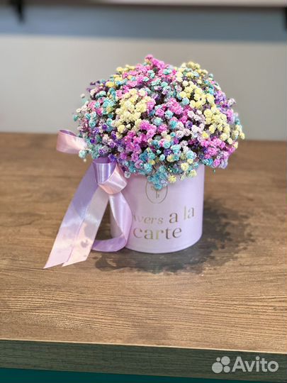 Коробка с радужной гипсофилой