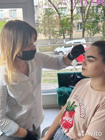 Модель на брови