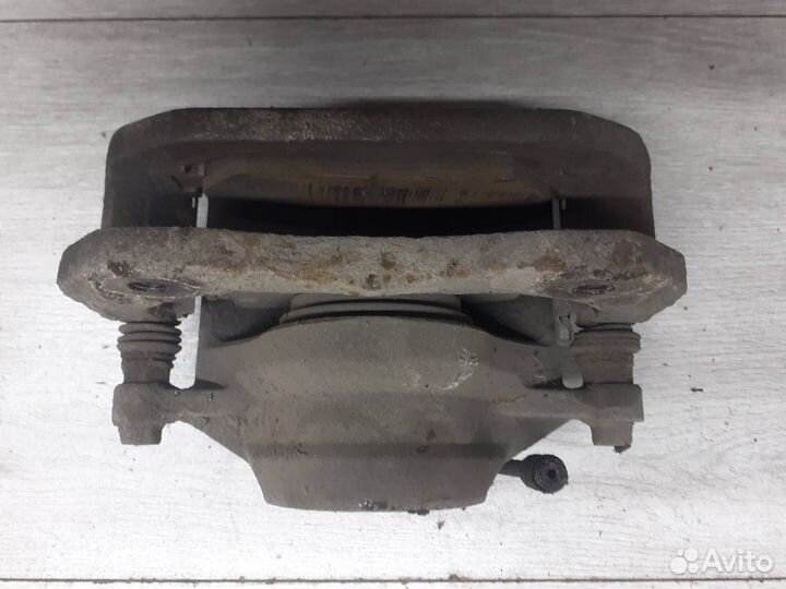 Суппорт передний левый Hyundai Genesis