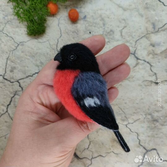 Брошь снегирь из шерсти