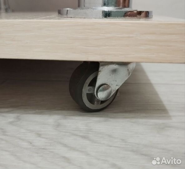 Этажерка на колесиках