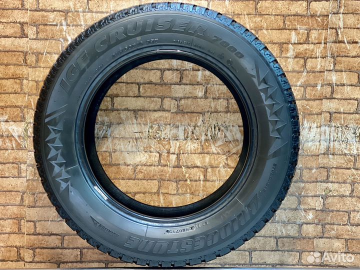 Bridgestone Ice Cruiser 7000 215/60 R16