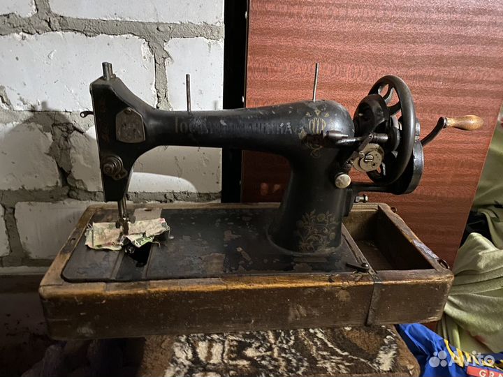 Швейная машина ручная старая с колпаком