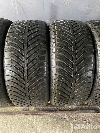 Goodyear Vector 4Seasons 225/45 R17