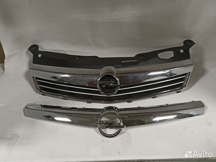 Молдинг решетки радиатора Opel Astra H-J