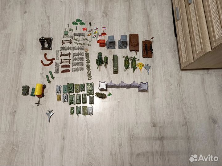 Солдатики и техника с заграждениями