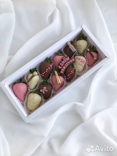 Финики, бананы в шоколаде, клубника в шоколаде