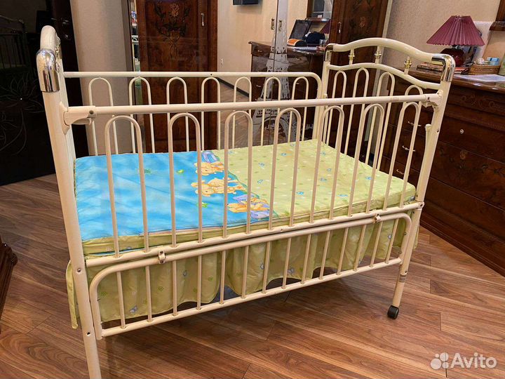 Детская кроватка с маятником