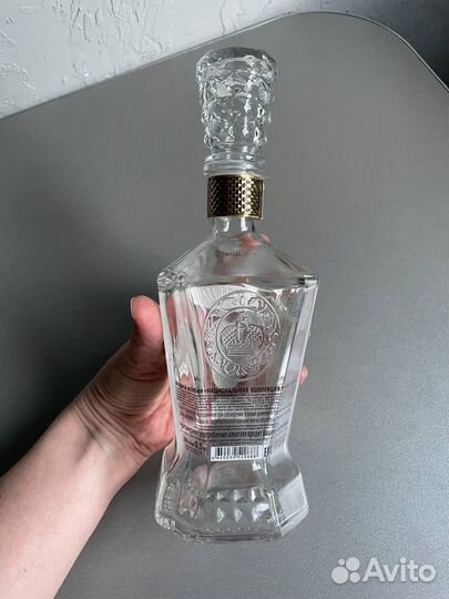 Красивая пустая бутылка от водки