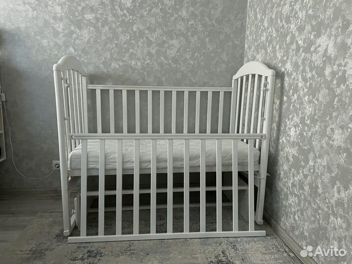 Детская кроватка с маятником и матрасом