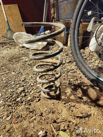 Пружина задняя на тойоту вензу