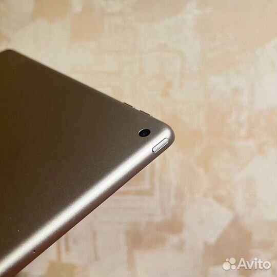 Планшет Apple iPad (5-го поколения) (2017)