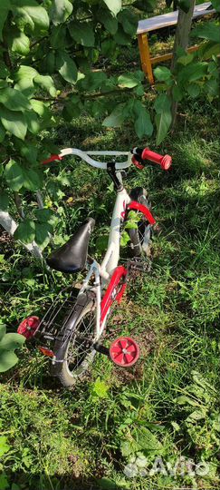 Детский велосипед с боковыми колесами