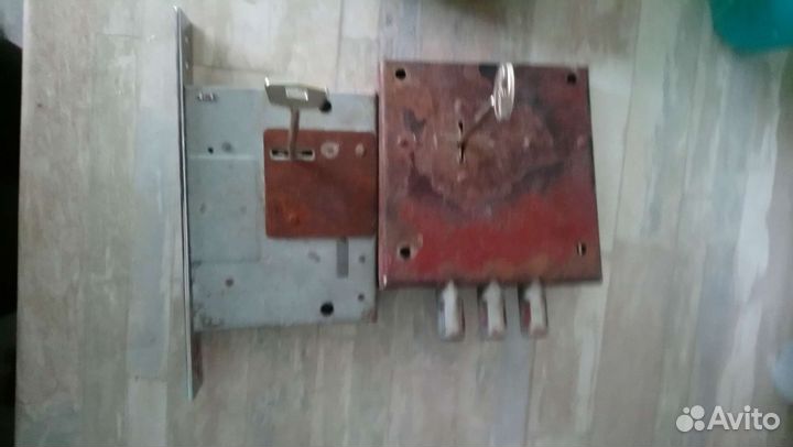 Замок дверной бу два мощных