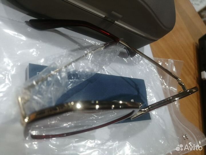 Солнцезащитные очки женские Guess